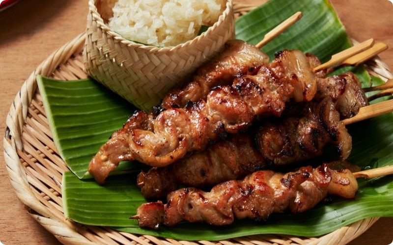 Moo Ping – thịt heo xiên nướng thơm ngon thường được ăn cùng xôi nếp