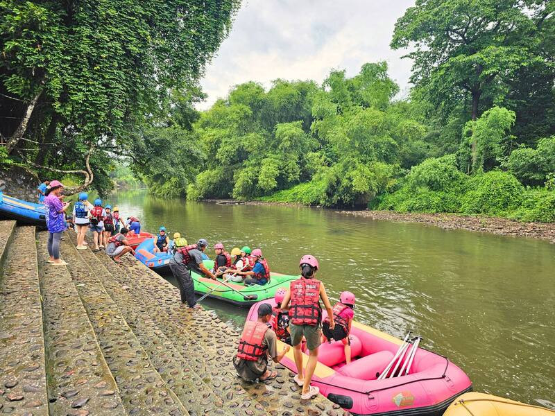 Trải nghiệm thuyền phao trên sông Long Klang, Thái Lan