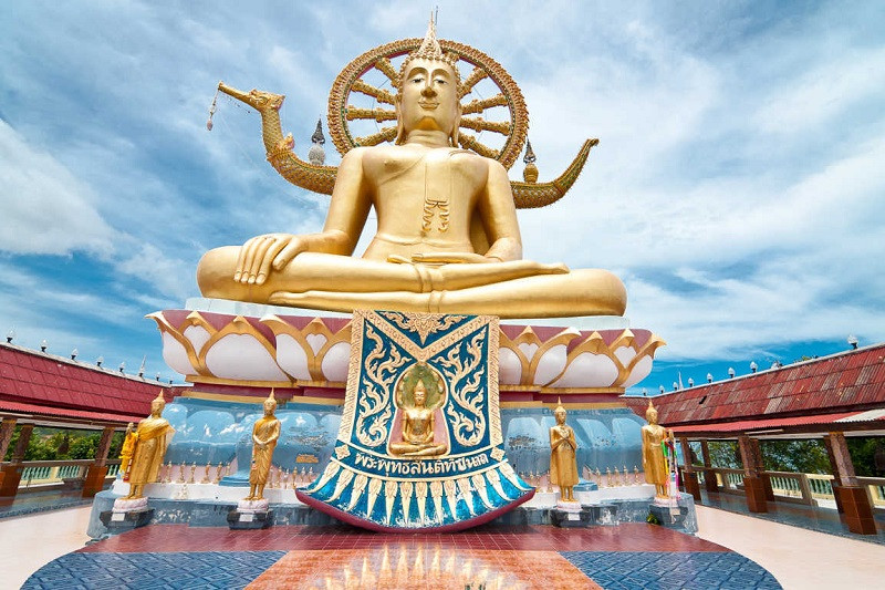 Bức tượng Phật cao 18m điểm thu hút ở chùa Wat Phra Yai
