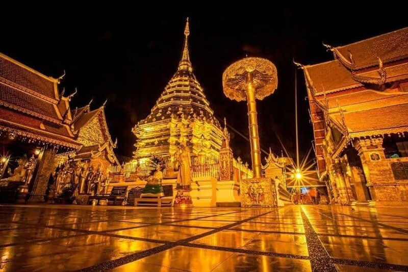 Khung cảnh chùa Wat Phrahat về đêm 