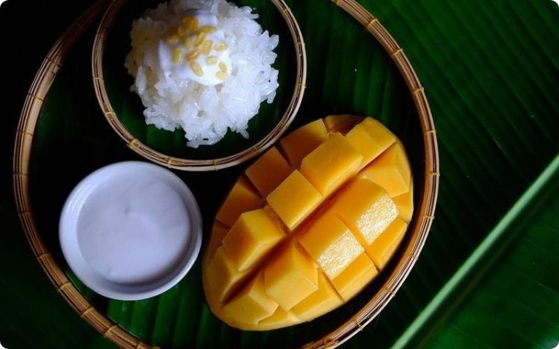 Mango Sticky Rice – xôi xoài kết hợp vị ngọt của xoài chín và vị béo của nước cốt dừa
