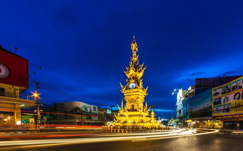 Tháp đồng hồ vàng Chiang Rai 