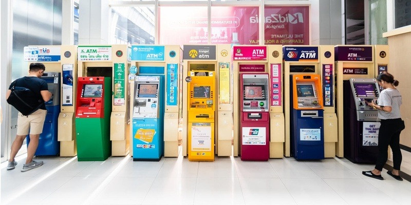 Rút tiền baht Thái tại ATM ở Bangkok