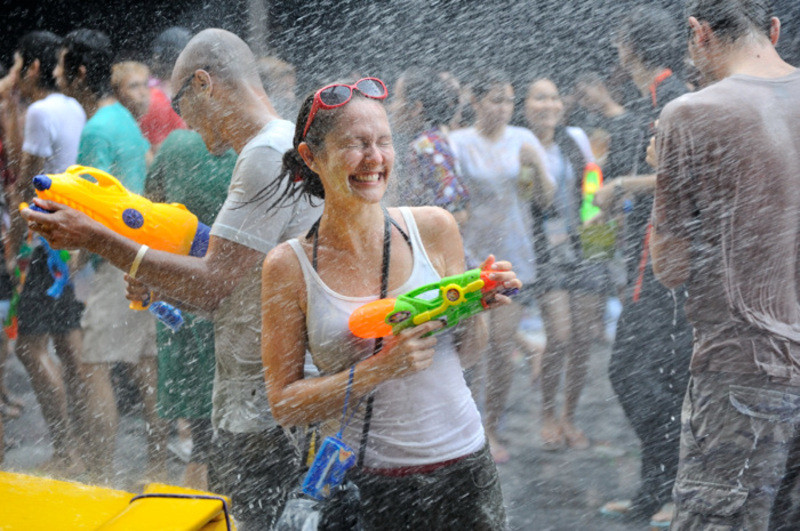 Đông đảo du khách tham gia lễ hội Songkran