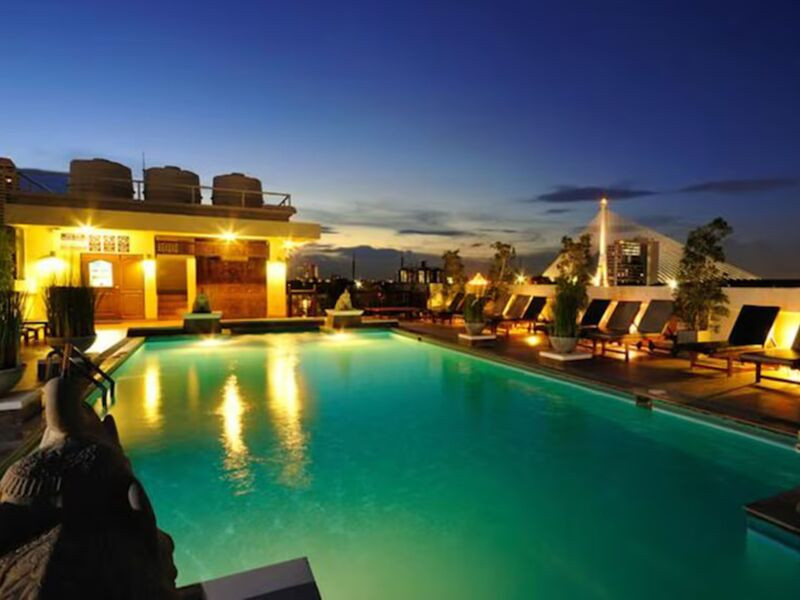 Hồ bơi của khách sạn cực kì sang trọng Hồ bơi của khách sạn cực kì sang trọng