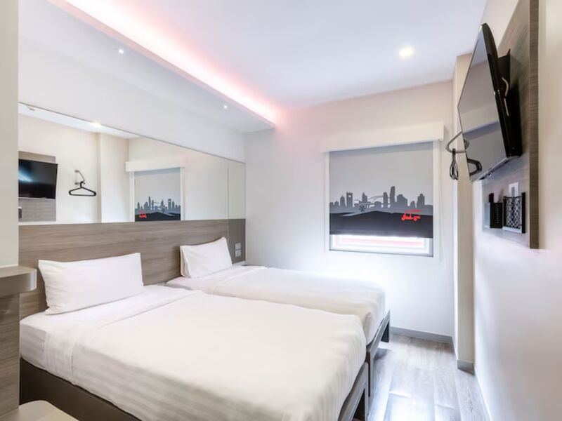 Phòng được thiết kế phong cách cổ điển nhưng vẫn sang trọng Phòng được thiết kế phong cách cổ điển nhưng vẫn sang trọng