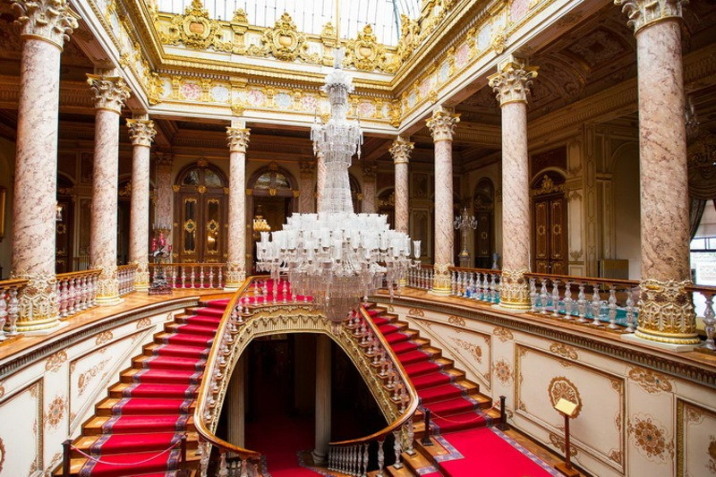 Đèn chùm mang vẻ đẹp kiêu sa của Hoàng gia Anh