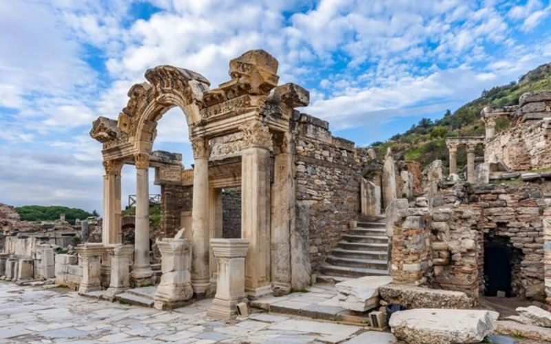 Đền thờ Hadrian nổi bật với mặt tiền đá chạm khắc tinh xảo Đền thờ Hadrian nổi bật với mặt tiền đá chạm khắc tinh xảo