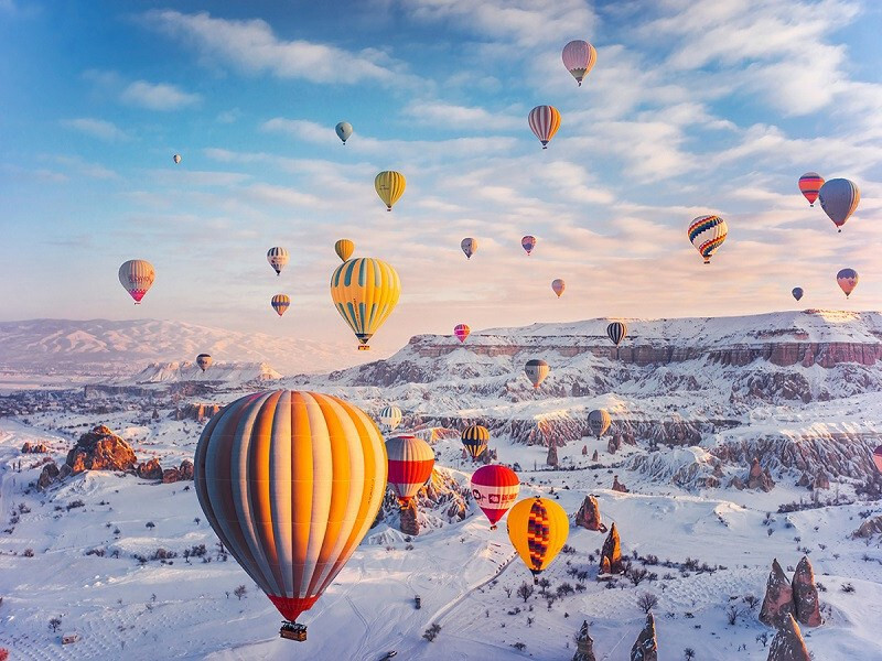 Ngắm khinh khí cầu giữa mùa đông tuyết trắng