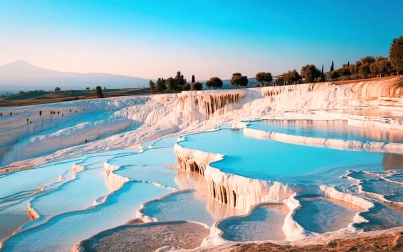 Pamukkale gây ấn tượng với những tầng đá vôi trắng trải dài Pamukkale gây ấn tượng với những tầng đá vôi trắng trải dài