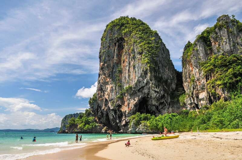 Sở hữu vẻ đẹp nổi bật với làn nước biển xanh trong 
