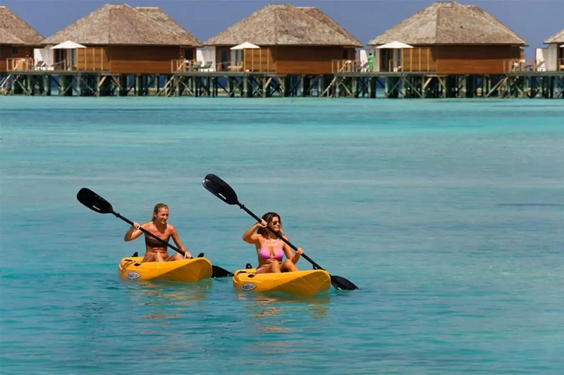 Chèo thuyền kayak và ngắm cảnh biển đảo đẹp như mơ