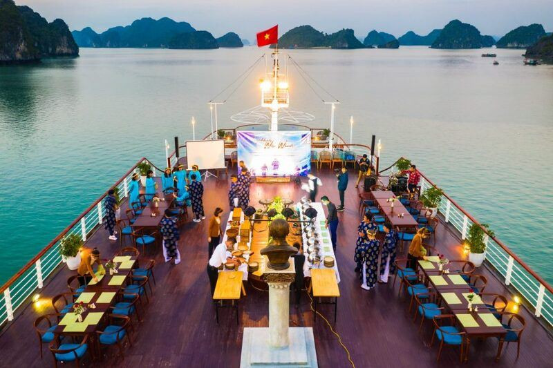Trải nghiệm tổ chức tiệc trên du thuyền