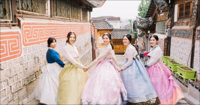 Gia đình cùng nhau trải nghiệm mặc Hanbok truyền thống Hàn Quốc và check-in