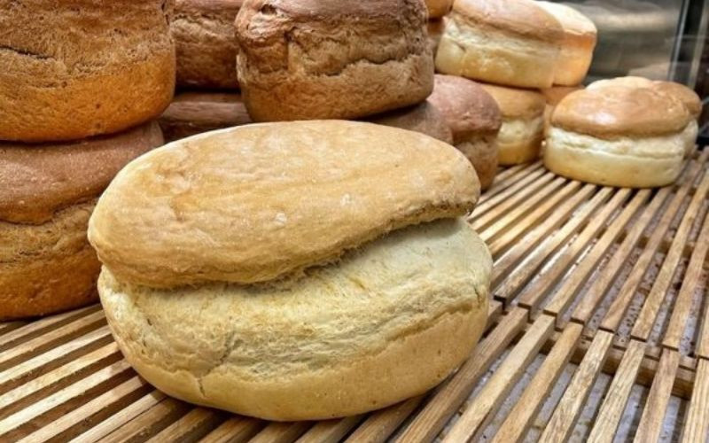 Bánh mì Đại Liệt Ba thường ăn kèm xúc xích hoặc bơ