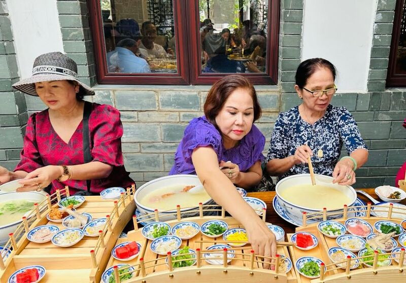 Du khách thưởng thức món ăn “Bún Qua Cầu” trứ danh 