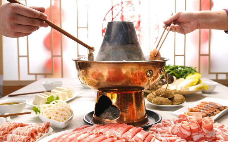 Lẩu Đông Bắc nóng hổi với thịt, rau củ và nước dùng đậm đà