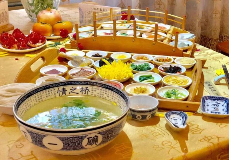 Món ăn trình bày đẹp mắt trên “chiếc cầu” tượng trưng