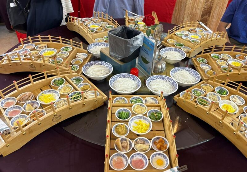 Món “Bún Qua Cầu” nổi tiếng ở Vân Nam