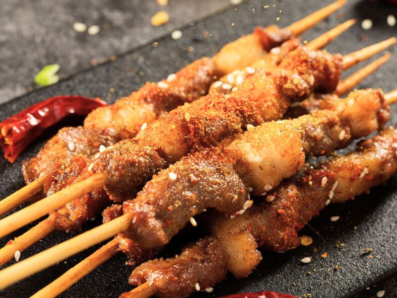 Thịt cừu xiên nướng – Hương vị không thể thiếu của đường phố Tân Cương 