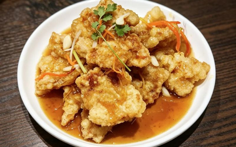 Thịt heo chiên vàng giòn phủ sốt chua ngọt đặc trưng Cáp Nhĩ Tân