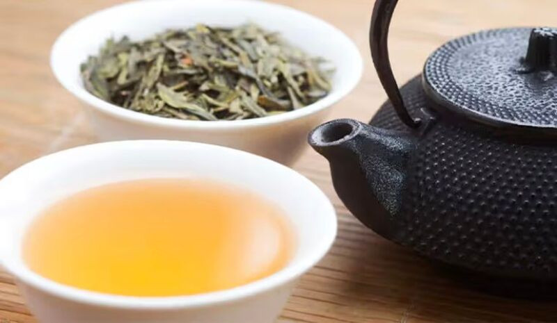 Thưởng thức chén trà nóng trong không khí mùa tuyết rơi ở Cổ Trấn