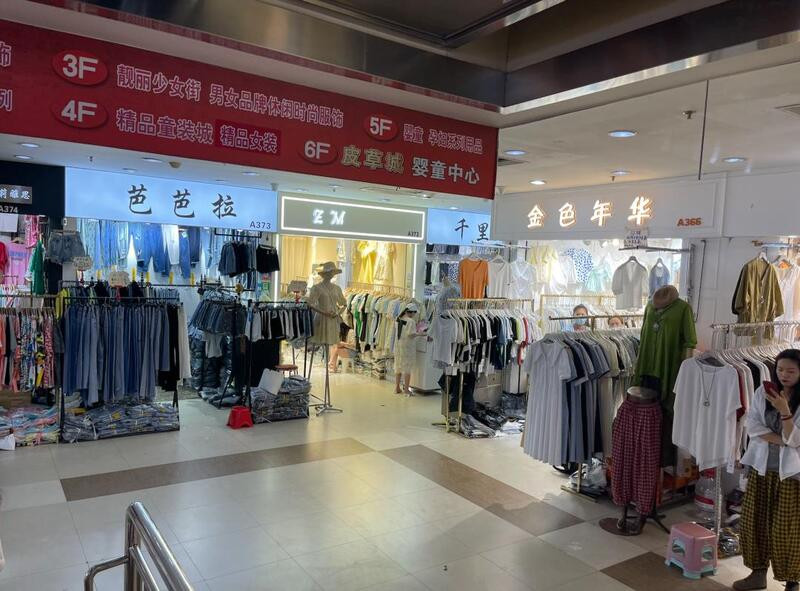 Các gian hàng thời trang Shanghai Xingwang International(Ảnh sưu tầm)