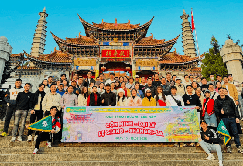 Đoàn khách tour Lệ Giang