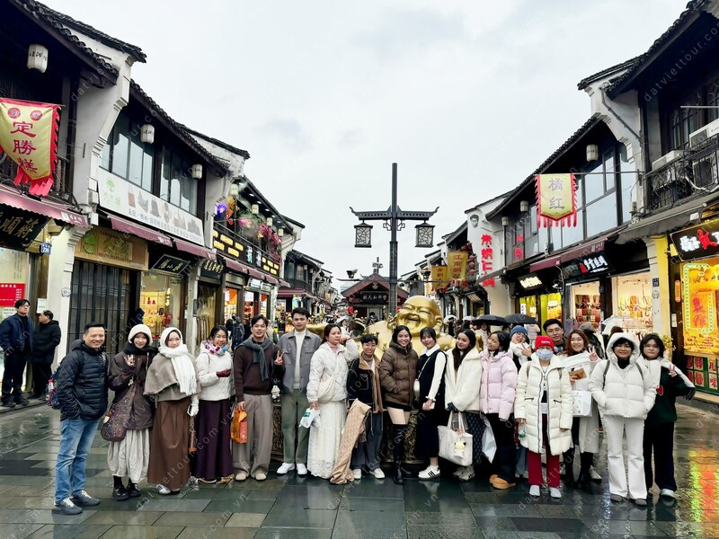 Du khách check-in tại phố cổ Thượng Hải