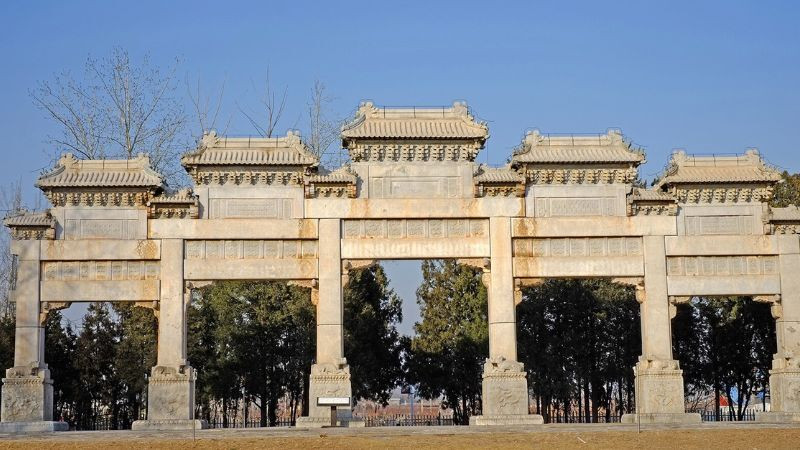 Thạch Bài Phường - cổng vòm đá tinh xảo tại Thập Tam Lăng (Ảnh: sưu tầm)