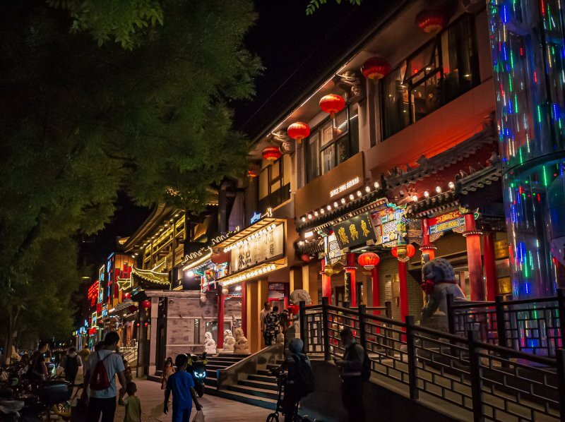 Quán bar và karaoke ở phố
