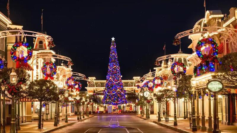Cây thông noel rực rỡ (Ảnh sưu tầm) Cây thông noel rực rỡ (Ảnh sưu tầm)