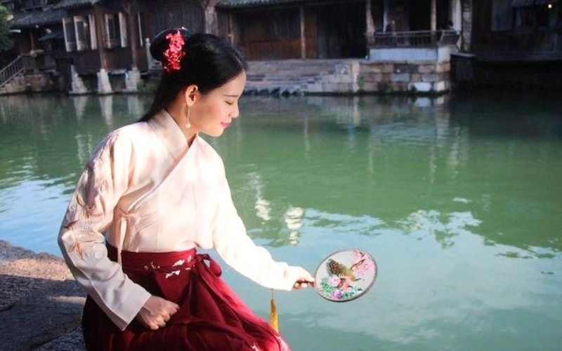 Chọn Hán phục hài hòa với sắc màu Giang Nam Chọn Hán phục hài hòa với sắc màu Giang Nam