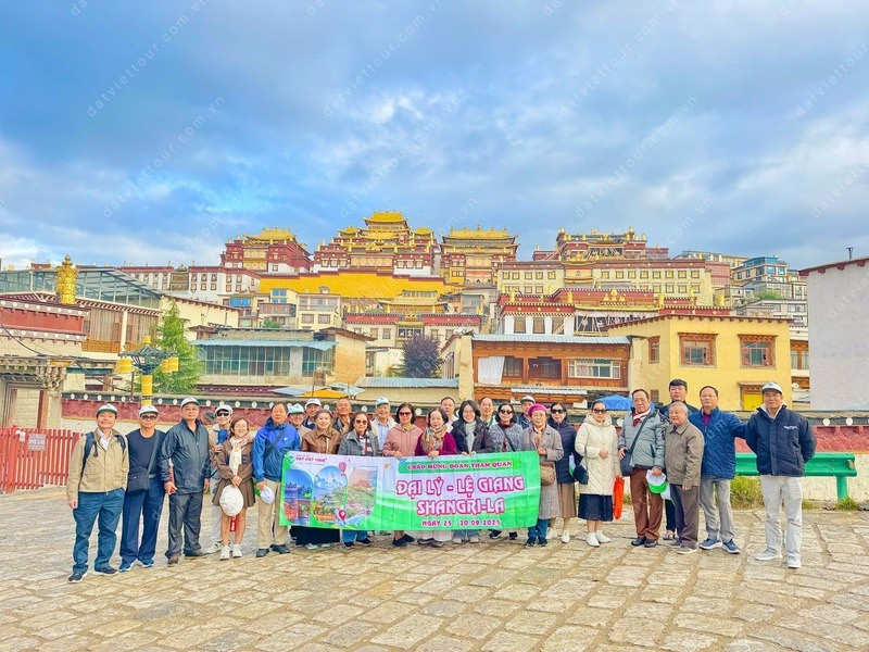 Đoàn khách du lịch trong chuyến đi ở Lệ Giang tại Đất Việt Tour