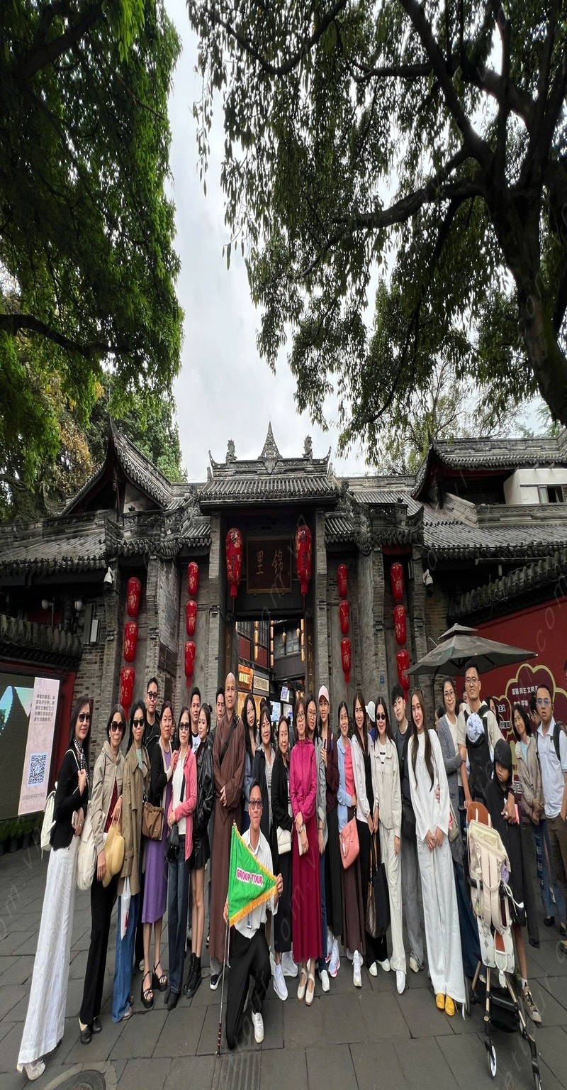 Đoàn khách tour Thành Đô - Cửu Trại Câu