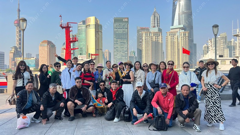 Đoàn khách Đất Việt Tour check-in tại Thượng Hải - Thành phố hiện đại bậc nhất (Ảnh: Đất Việt Tour)