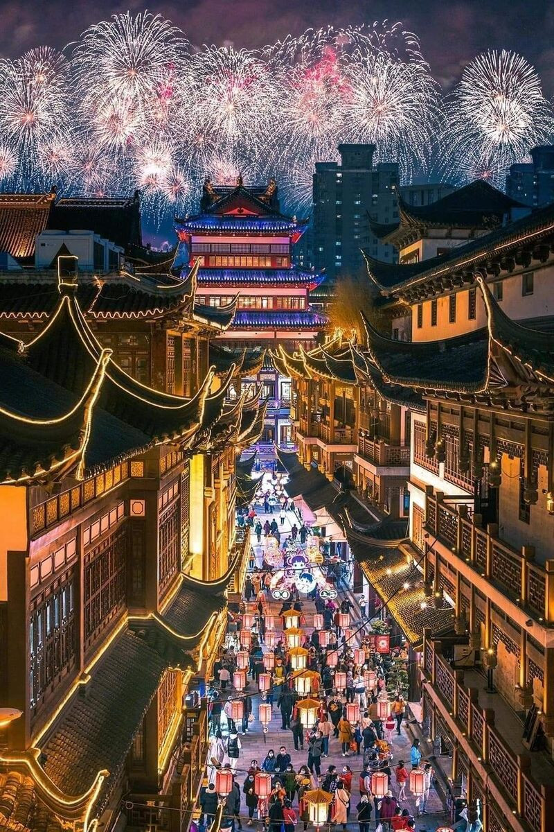 “Thành phố không ngủ” rực rỡ ánh đèn với dòng người tấp nập