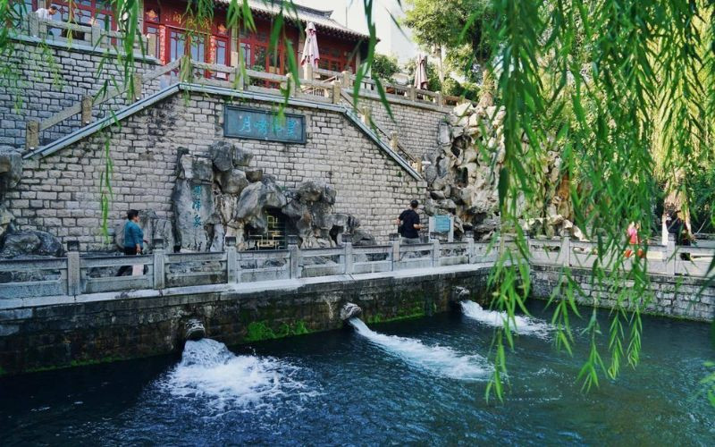 Dòng suối trong lành giữa phố thị