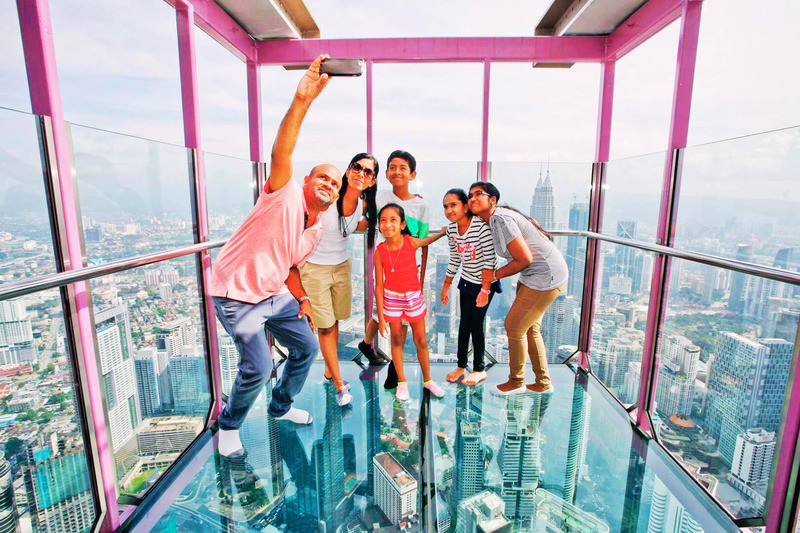 Du khách check in tại Sky Walk 100