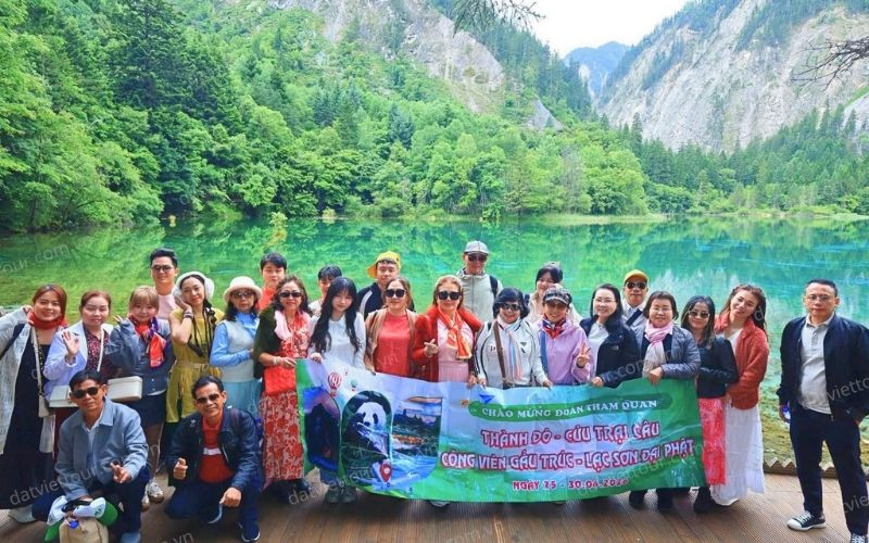 Du khách của Đất Việt Tour check-in Cửu Trại Câu Du khách của Đất Việt Tour check-in Cửu Trại Câu