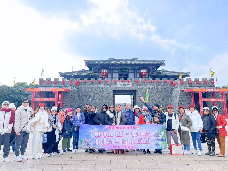 Đoàn khách trải nghiệm du lịch Trung Quốc tại Đất Việt Tour