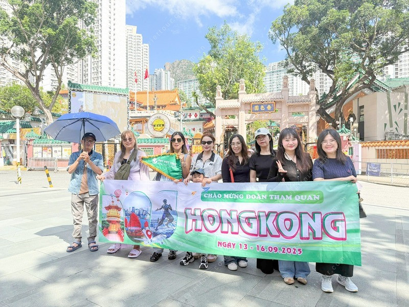 Hành khách trong chuyến đi tham quan HongKong tại Đất Việt Tour