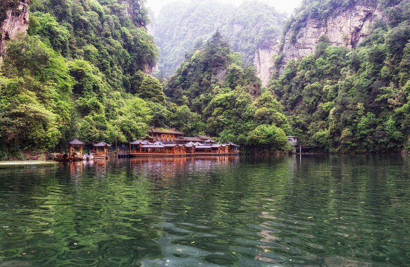 Nước hồ Bảo Phong xanh như ngọc bích