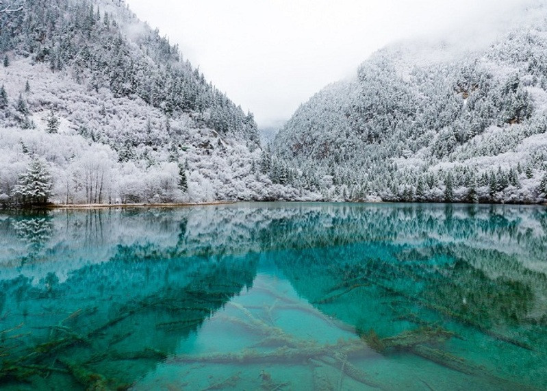 Hồ Kanas mang vẻ đẹp thơ mộng vào mùa đông