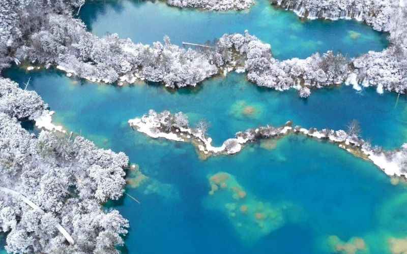 Hồ Ngũ Hoa nổi bật với sắc xanh giữa khung cảnh phủ tuyết Hồ Ngũ Hoa nổi bật với sắc xanh giữa khung cảnh phủ tuyết