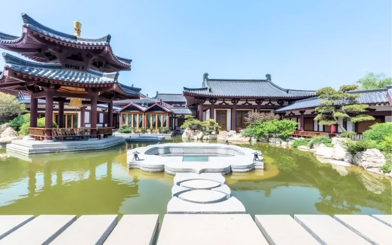 Kiến trúc cổ kính và khuôn viên xanh mát tại Hoa Thanh Cung Kiến trúc cổ kính và khuôn viên xanh mát tại Hoa Thanh Cung