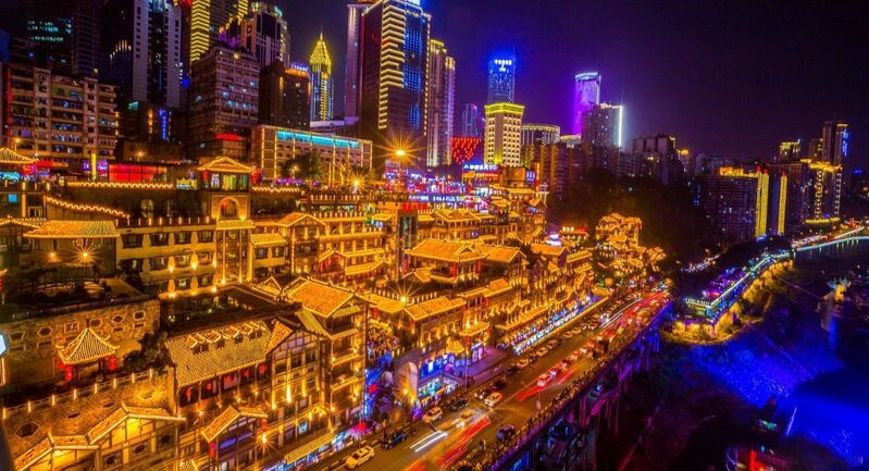 Hồng Nhai Động về đêm rực rỡ ánh đèn