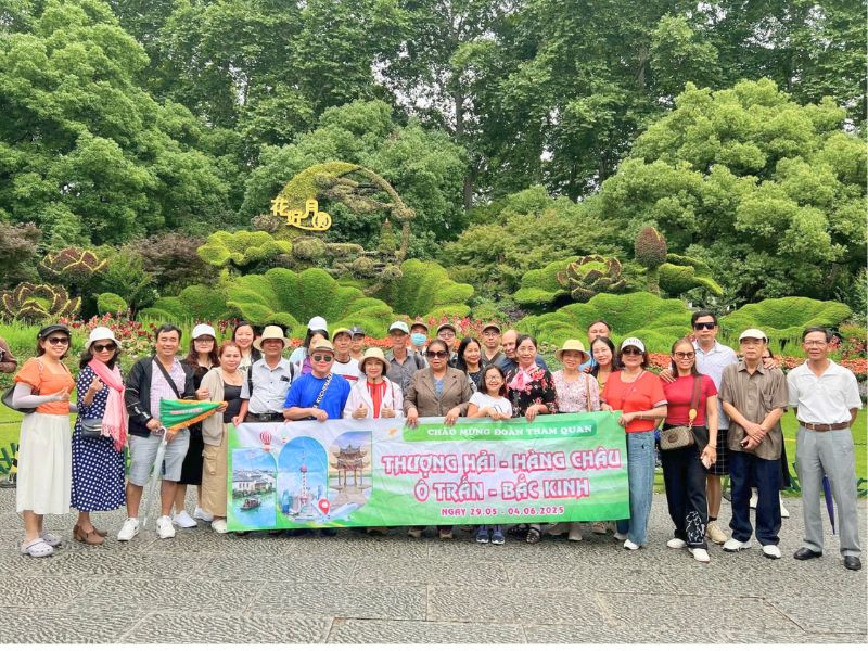 Du khách tham quan Trung Quốc tại Đất Việt Tour 