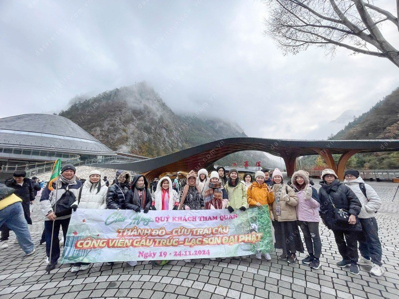 Đoàn khách du lịch Cửu Trại Câu tại Đất Việt Tour