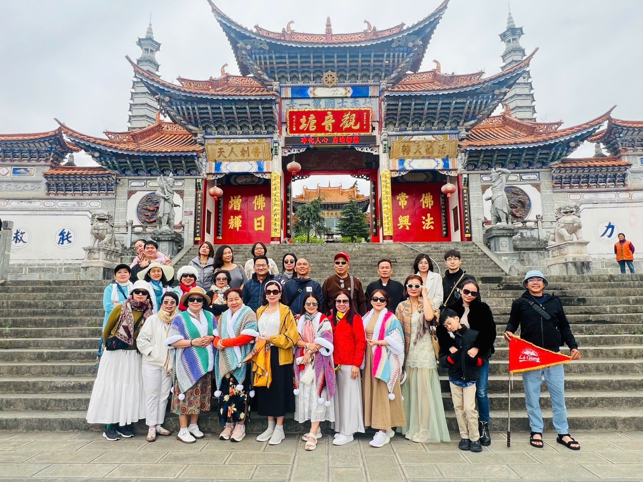 Khách đoàn tham quan Lệ Giang tại Đất Việt Tour